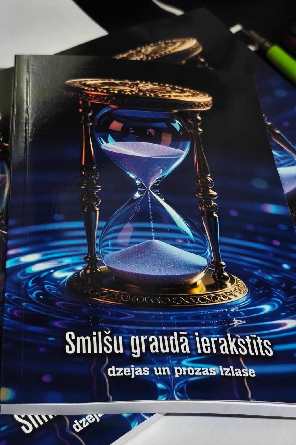 Smilšu graudā ierakstīts – mūžība vienā elpas&nbsp;vilcienā
